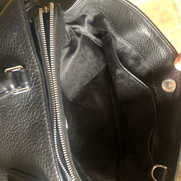 Black  leather Michael Kors purse - Picture 4 of 8